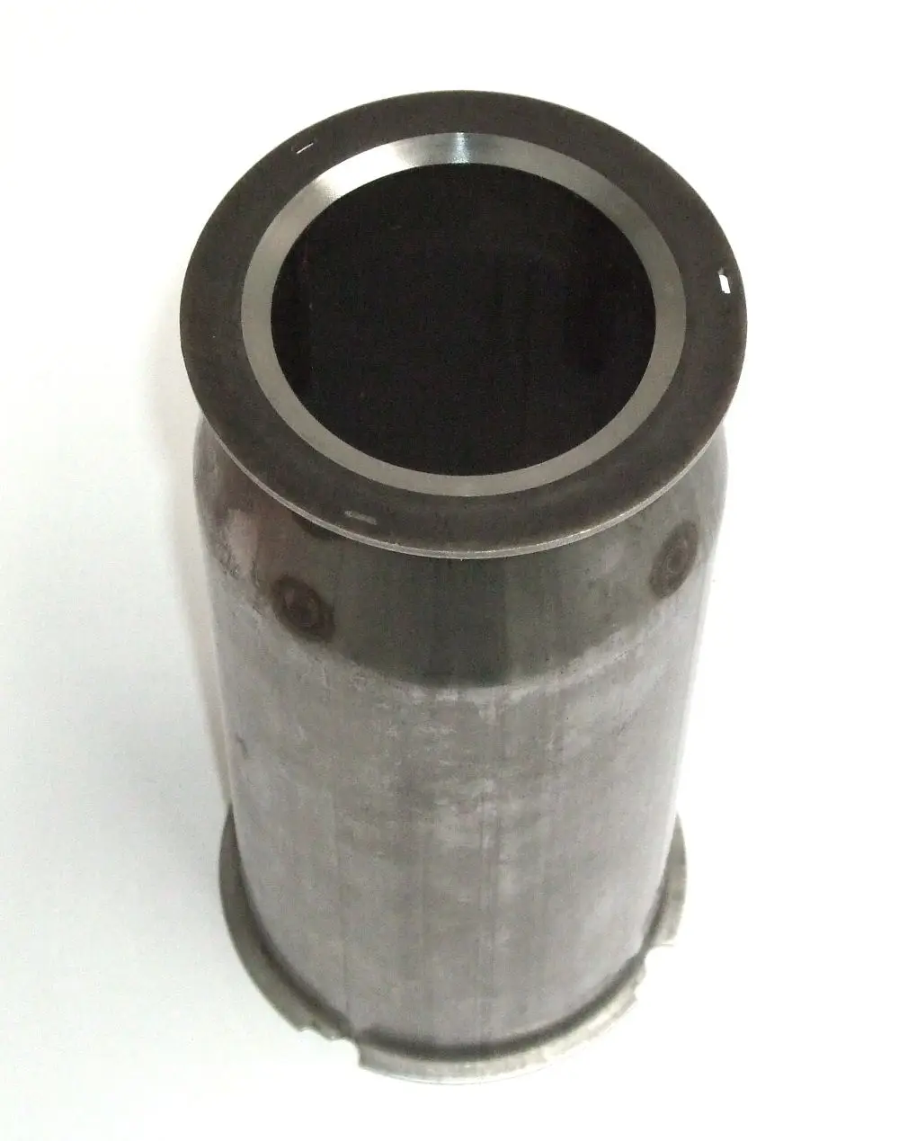 Edelstahlrohr mit einem runden, offenen Ende. Die Oberfläche ist glatt und weist eine metallische Struktur auf. Es könnte für Heizungs- oder Brennwerttechnik von Daikin verwendet werden.